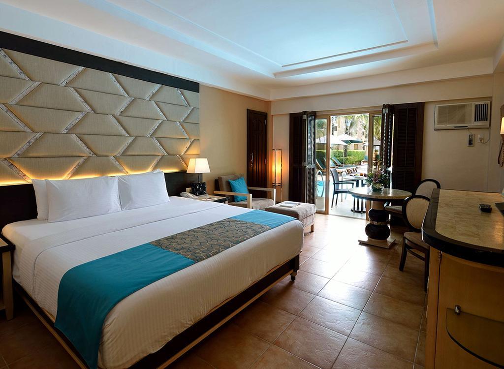 Henann Regency Resort And Spa Balabag  Екстер'єр фото A room at the Shangri-La Hotel, Manila
